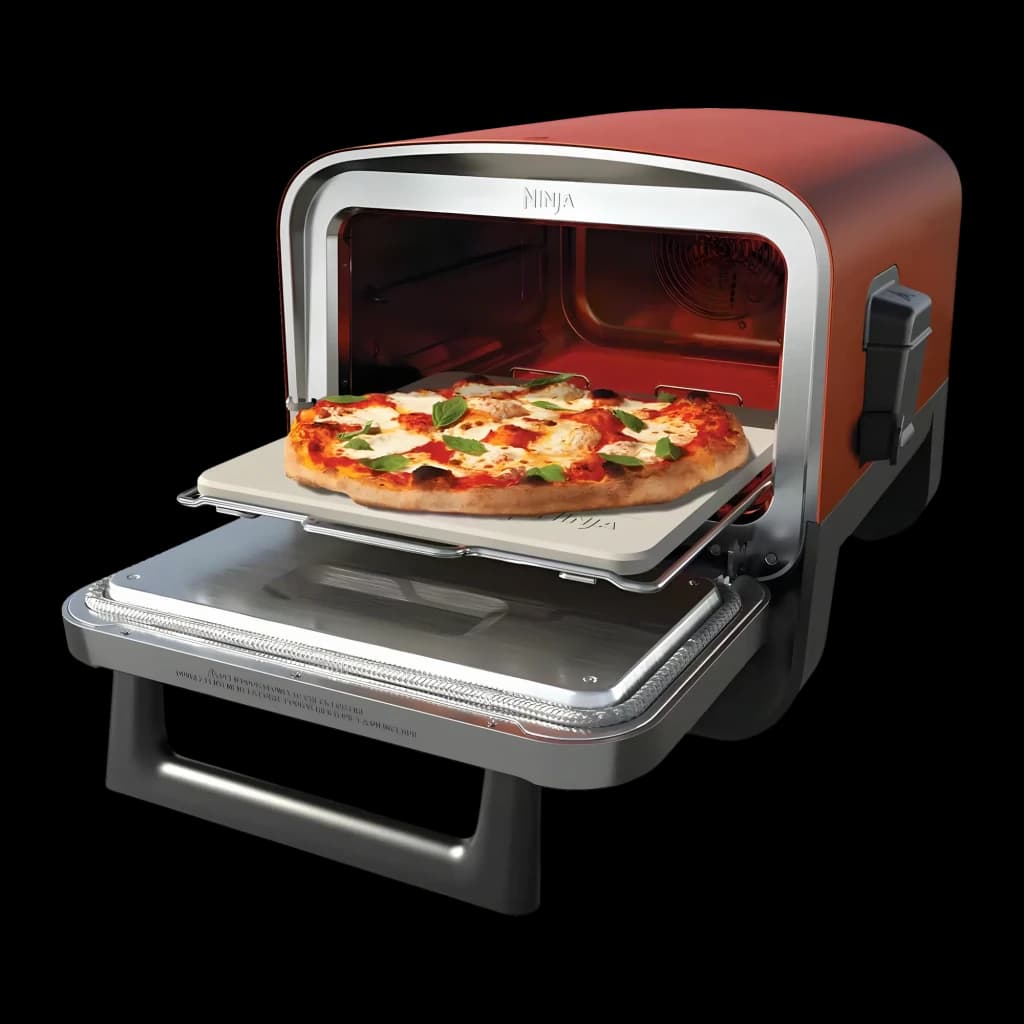 Ninja Woodfire OO101EU Four pizza extérieur Gris, intérieur ouvert: pizza margherita sur pierre réfractaire et porte abaissée