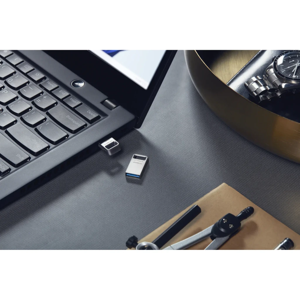 Kingston DataTraveler Micro 256GB argent, usage: clé USB près d'un laptop sur bureau, connecteur USB bleu visible