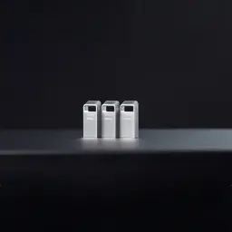 Kingston DataTraveler Micro 256GB Prata, comparação: três unidades 64GB, 128GB e 256GB em superfície escura