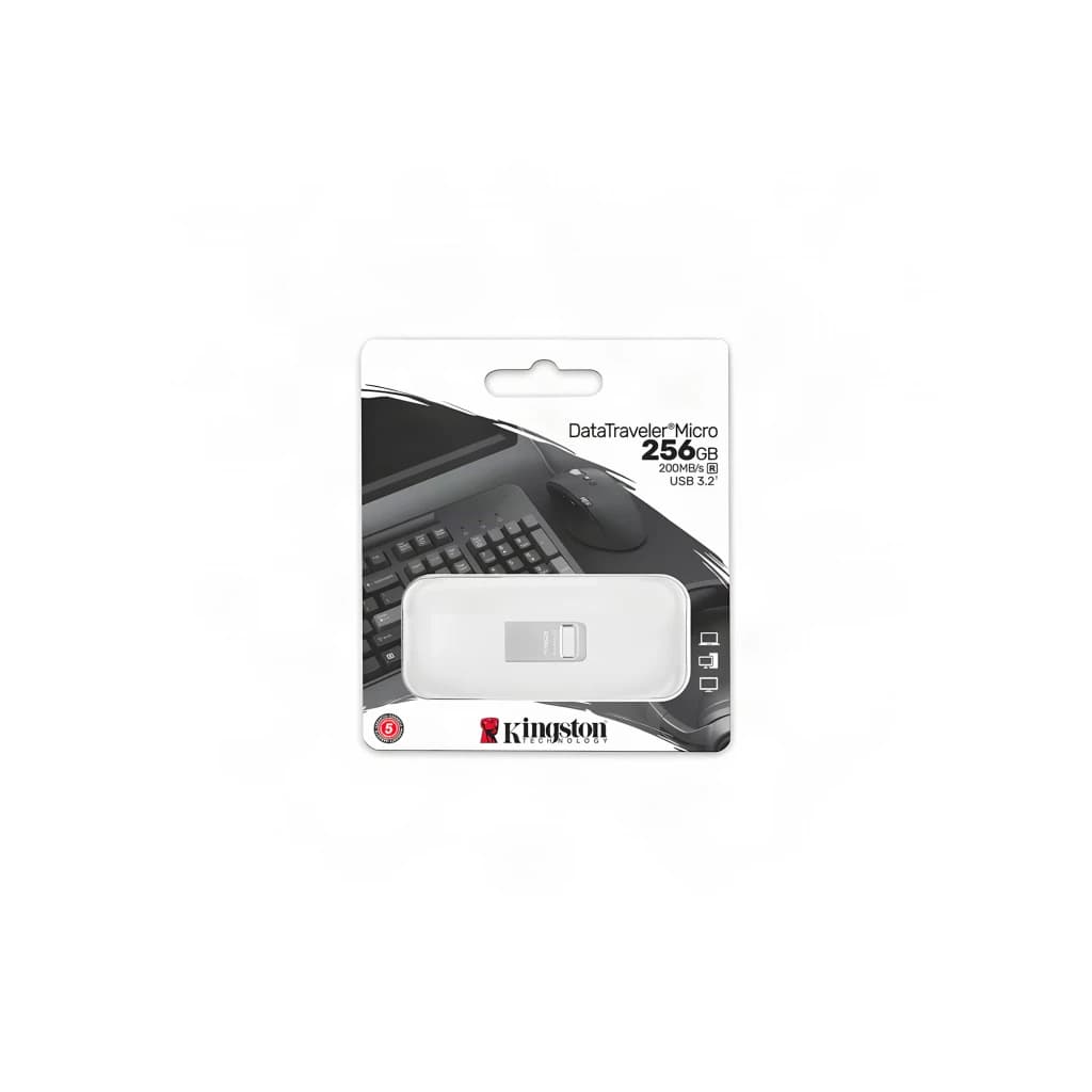 Kingston DataTraveler Micro 256GB Prata, embalagem frontal: caixa com pen drive prateada, teclado e rato ao fundo