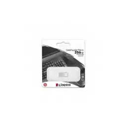 Kingston DataTraveler Micro 256GB Prata, embalagem frontal: caixa com pen drive prateada, teclado e rato ao fundo