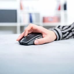 CHERRY Ratón MW 9100 Inalámbrico negro, uso: mano sujetando el ratón sobre escritorio con botones laterales visibles