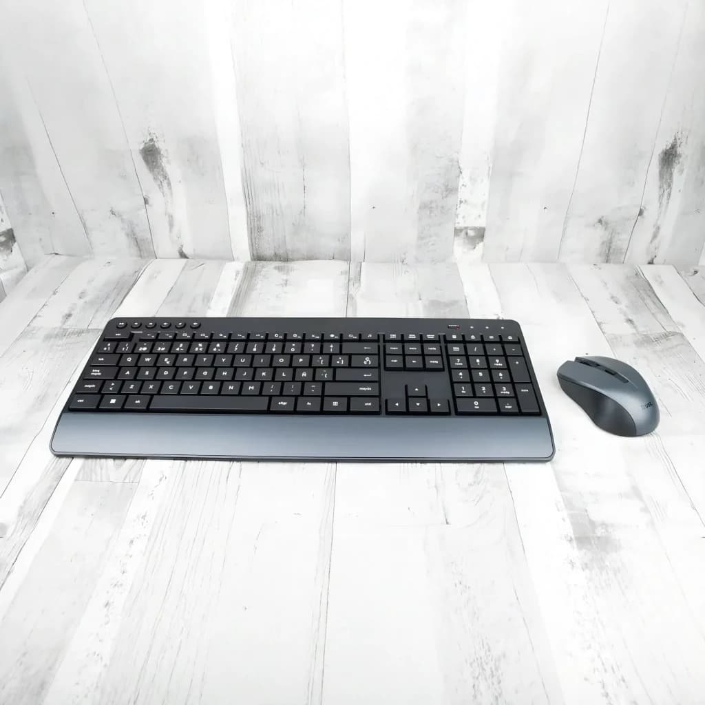Trust Trezo kit teclado ratón inalámbrico QWERTY negro, vista frontal: conjunto sobre mesa de madera blanca, teclado