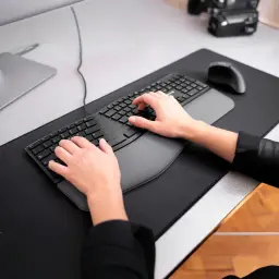 CHERRY KC 4500 ERGO USB QWERTY negro, uso: manos escribiendo sobre el teclado ergonómico partido con reposamuñecas