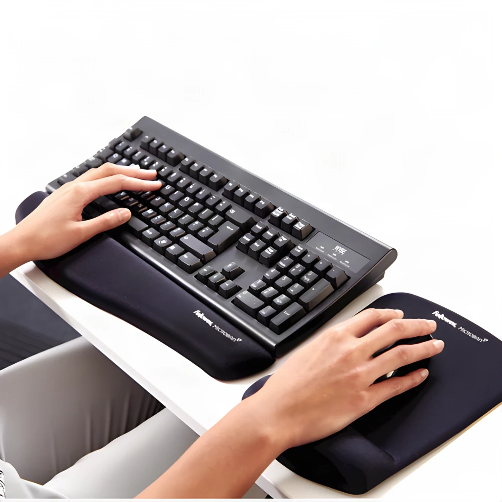Fellowes PlushTouch Preto, vista em ângulo frontal: superfície texturizada e apoio de pulso acolchoado com logo Microban - Item2