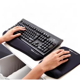 Fellowes Alfombrilla PlushTouch Negro, uso en escritorio: manos sobre teclado y ratón con reposamuñecas negro en uso real