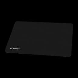 Sharkoon 1337 V2 Gaming Mat M noir, vue en perspective: surface en tissu lisse avec logo Sharkoon dans le coin inférieur