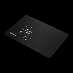 Sharkoon 1337 V2 Gaming Mat M noir, vue en perspective: gouttes d'eau sur surface résistante aux liquides, logo Sharkoon