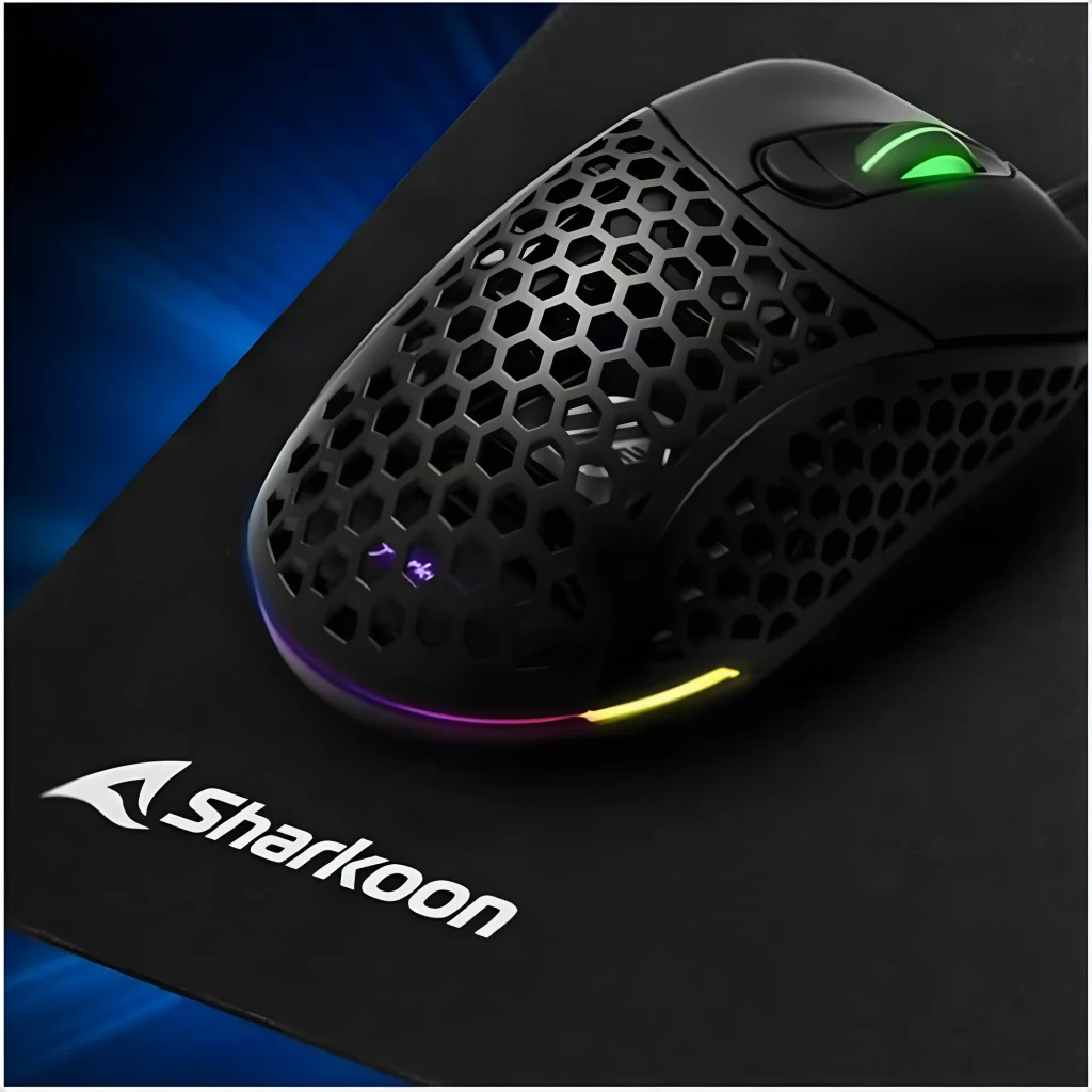 Sharkoon 1337 V2 Gaming Mat M negro, vista en perspectiva: superficie de tela lisa con logo Sharkoon en esquina inferior - Ítem2