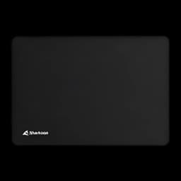 Sharkoon 1337 V2 Gaming Mat M noir, vue de face: surface lisse noire avec logo Sharkoon dans le coin inférieur gauche