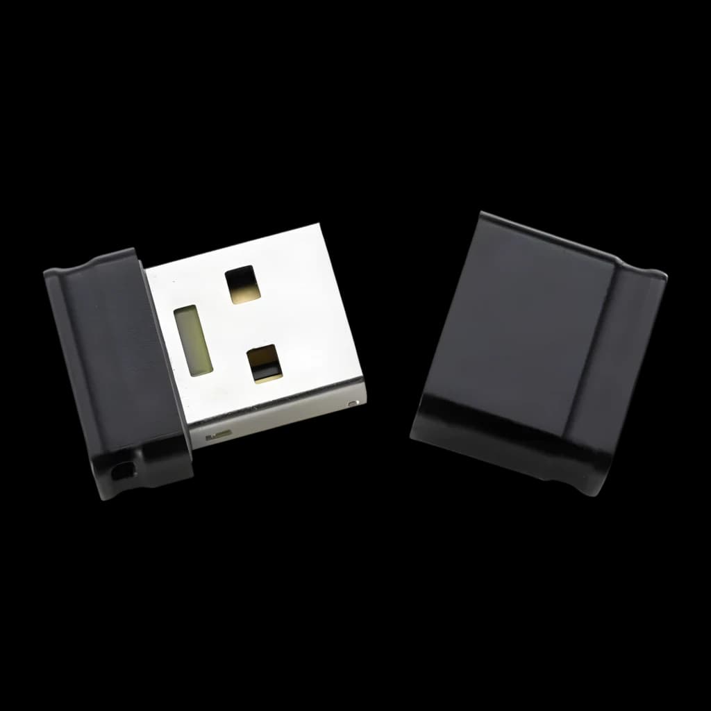 Intenso Micro Line 4GB noir, vue détail: connecteur USB métallique exposé et capuchon séparé sur fond sombre