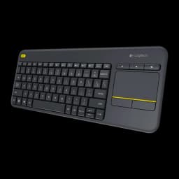Logitech Teclado K400 Plus Wireless Touch Preto, ângulo frontal esquerdo: teclas, touchpad com faixa amarela e logo Logitech