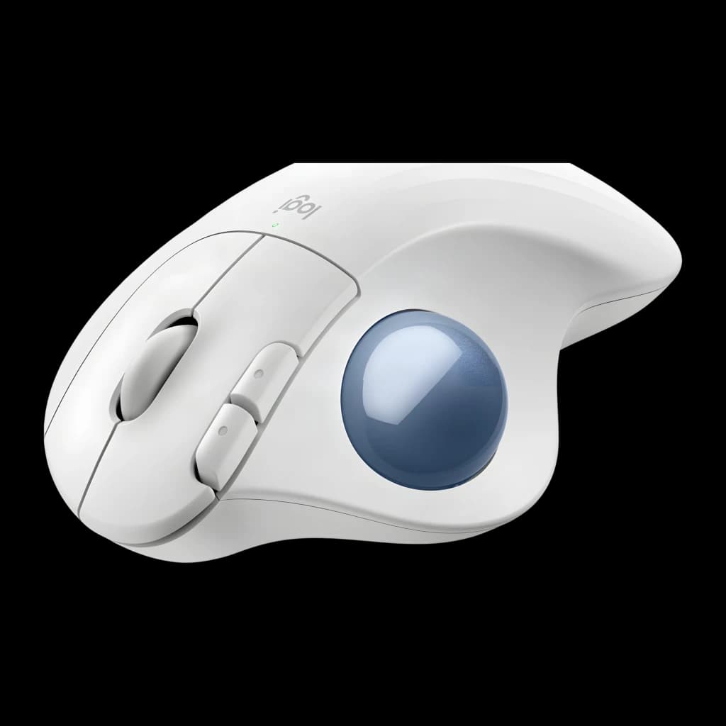 Logitech Trackball Ergo M575s Blanco, vista en perspectiva: bola trackball azul, rueda de desplazamiento y logo logi visibles