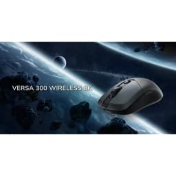 MSI Versa 300 Wireless 8K preto, vista lateral: rato gaming preto em fundo espacial com asteroides e planeta