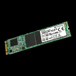 Transcend MTS820 120GB M.2, vista diagonal inclinada: PCB verde com chips pretos, etiqueta e conector dourado visíveis