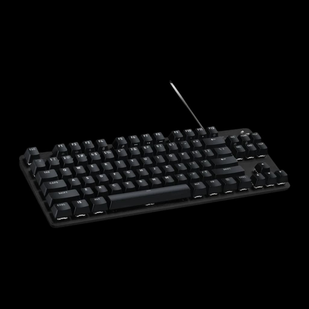 Logitech Teclado G413 TKL SE Negro, vista en perspectiva: ángulo frontal izquierdo mostrando perfil bajo y cable USB