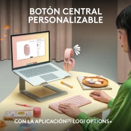 Logitech Ratón Pebble 2 M350s Blanco, lifestyle: botón central personalizable con app Logi Options+, mujer en escritorio