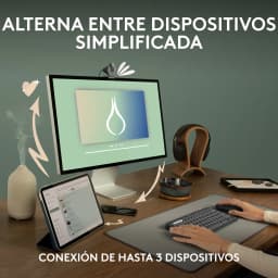Logitech Ratón Pebble 2 M350s Blanco, lifestyle: mano usando el ratón en escritorio conectado a monitor, tablet y teclado