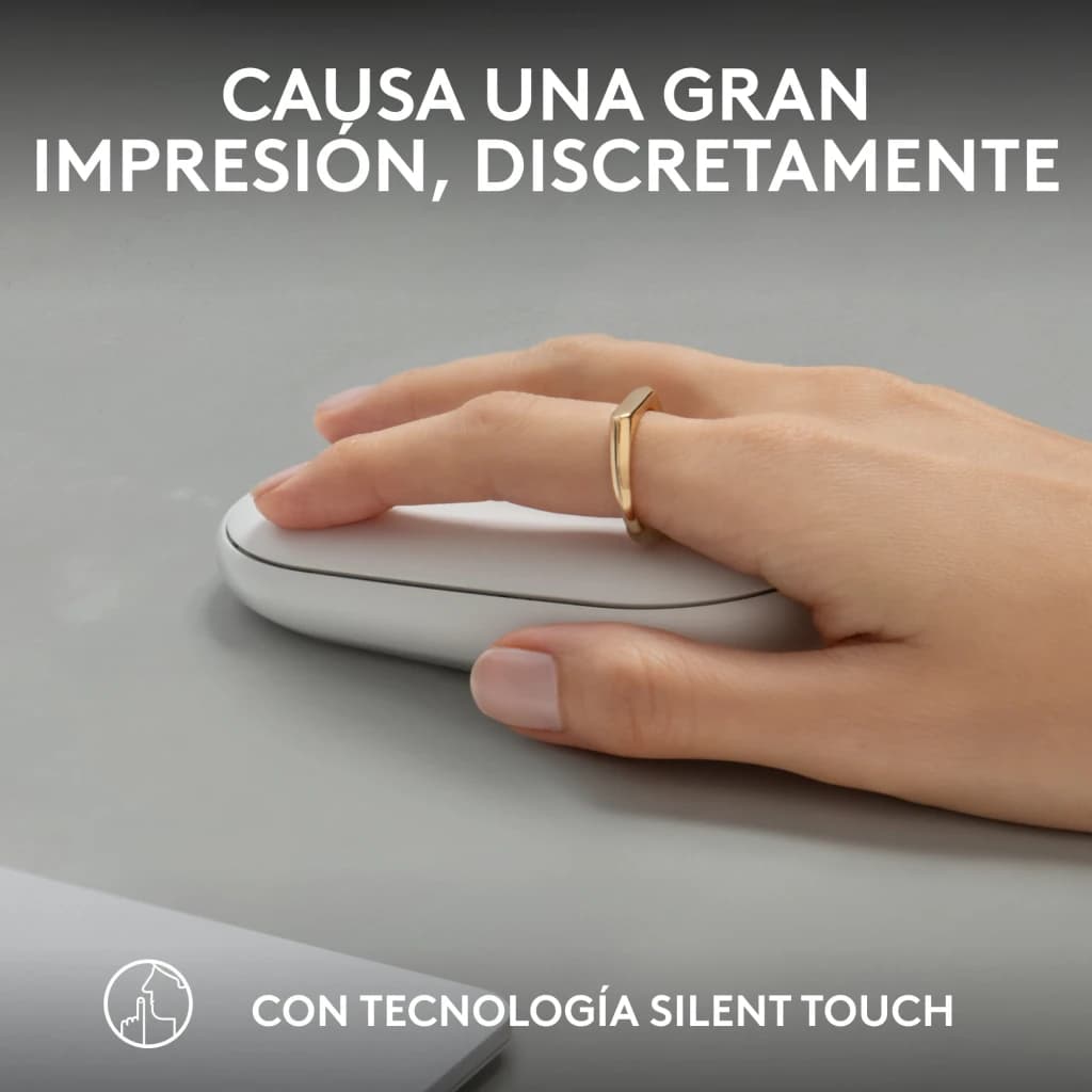 Logitech Ratón Pebble 2 M350s Blanco, uso: mano sujetando el ratón sobre escritorio gris con tecnología Silent Touch