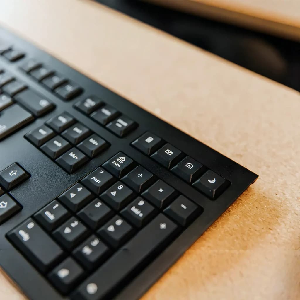Cherry Teclado KW 3000 Inalámbrico Negro, detalle: teclas numéricas y función en superficie madera