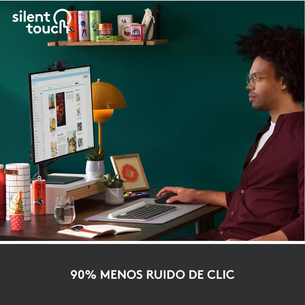 Logitech Rato Signature M650 L Grafite, cena de secretária: pessoa a usar o rato cinzento sobre tapete junto a teclado