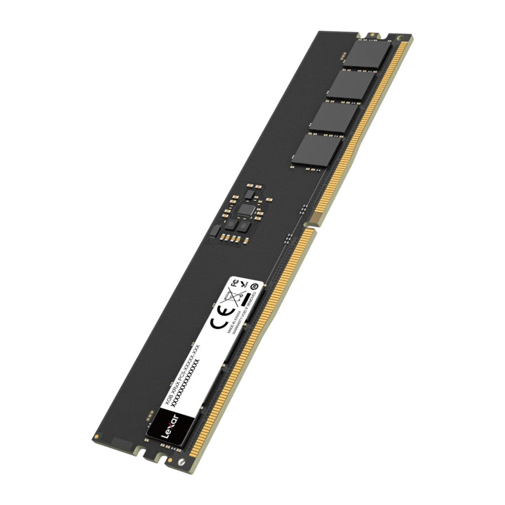 Lexar DDR5 16GB preto, vista frontal em ângulo: PCB escuro, etiqueta Lexar, chips de memória e contatos dourados - Item1