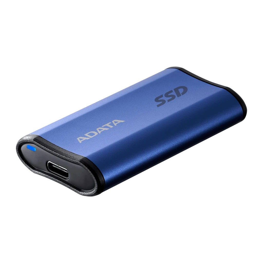 ADATA SE880 1TB bleu, vue avant en angle: boîtier métallique avec logo ADATA et gravure SSD - Ítem1