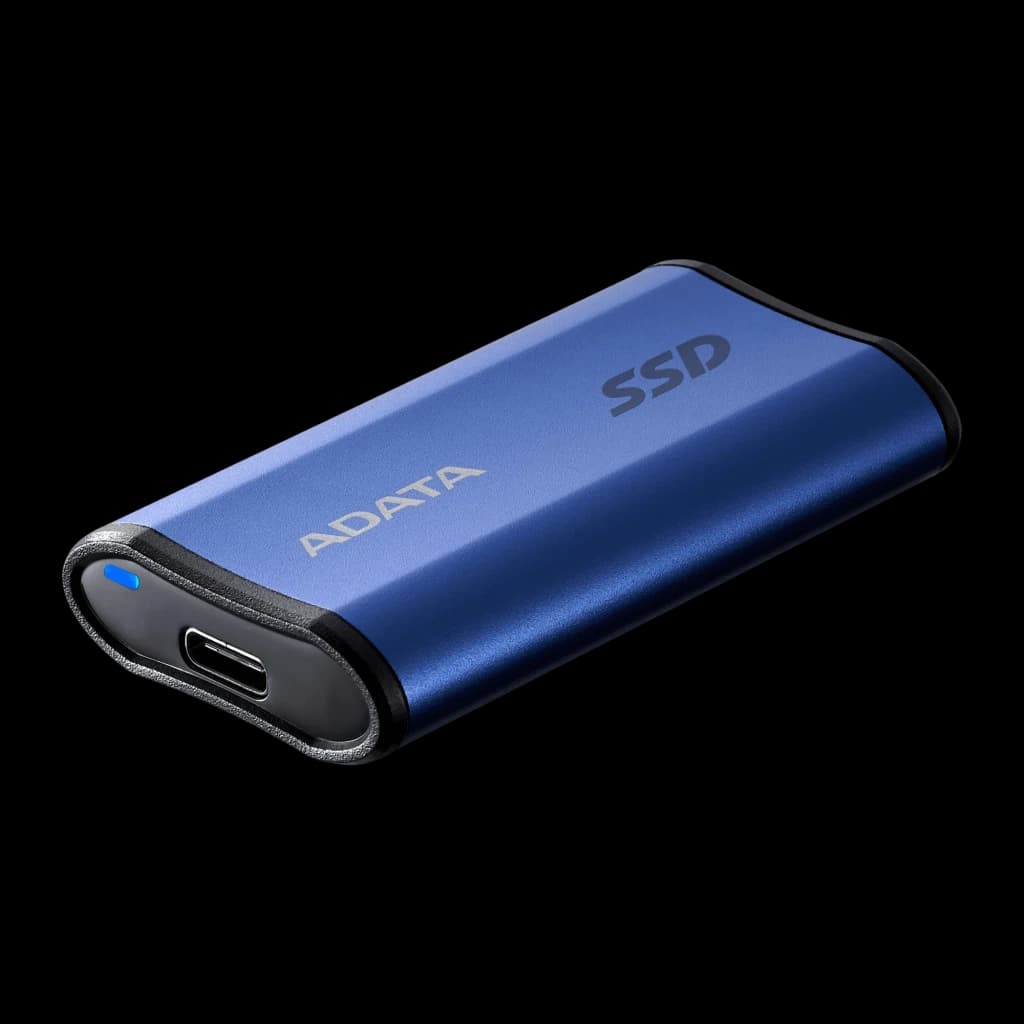 ADATA SE880 1TB bleu, vue latérale en angle: port USB-C et LED indicateur bleu visibles