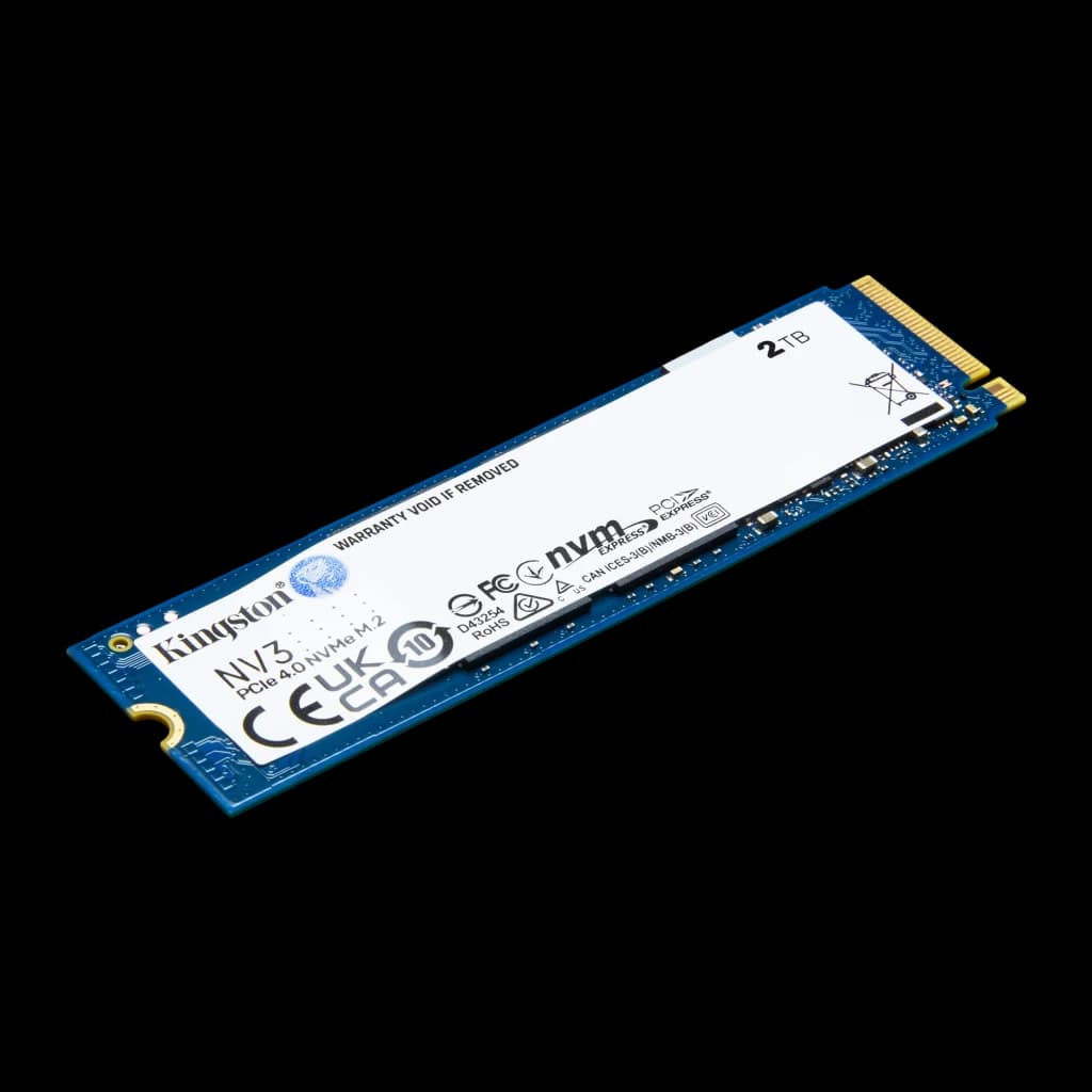 Kingston NV3 2TB bleu, vue avant en angle: étiquette blanche avec logo, connecteur doré M.2 2280 et sérigraphie NVMe PCIe 4.0