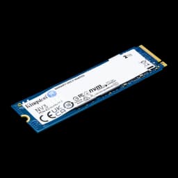 Kingston NV3 2TB bleu, vue avant en angle: étiquette blanche avec logo, connecteur doré M.2 2280 et sérigraphie NVMe PCIe 4.0