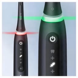 Oral-B Braun 415107 Negro mate, detalle: anillo LED rojo y verde en dos mangos negros con botones de modos visibles
