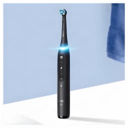 Oral-B Braun 415107 negro mate, vista frontal: cepillo eléctrico de pie con anillo LED azul iluminado y botones laterales