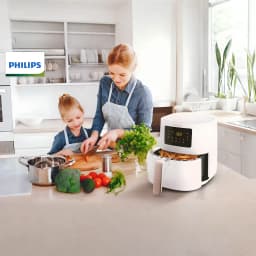 Philips Freidora Aire 5000 Series HD9255/30 4,1L Blanco, uso: panel táctil y cajón abierto con patatas en cocina familiar