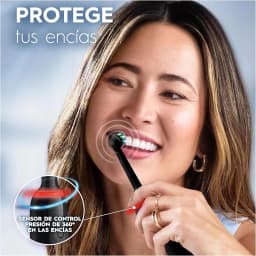 Oral-B Pro 3 3000 CrossAction negro, uso: mujer cepillándose con sensor de presión 360° destacado