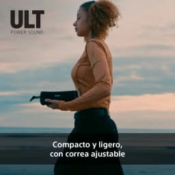 Sony Altavoz Bluetooth ULT FIELD 7 negro, lifestyle: mujer sosteniendo el altavoz al correr junto al mar