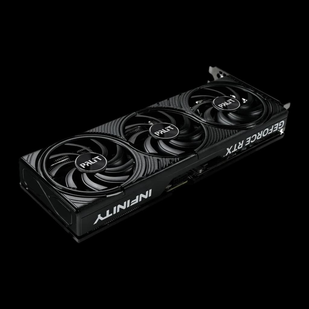 Palit GeForce RTX 5070 Infinity 3 12GB negra, vista en perspectiva inferior: shroud con inscripción Infinity y conectores