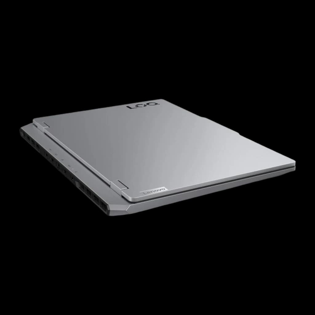 Lenovo LOQ 15IRX10 512GB gris, vue arrière en angle bas: couvercle fermé avec grilles de ventilation latérales visibles