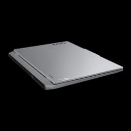 Lenovo LOQ 15IRX10 512GB gris, vue arrière en angle bas: couvercle fermé avec grilles de ventilation latérales visibles