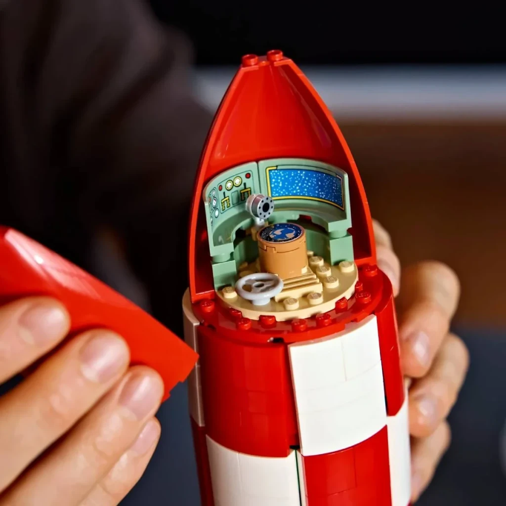 LEGO Set Ideas 21367 El Cohete Lunar de Tintín rojo y blanco - vista principal - Ítem4
