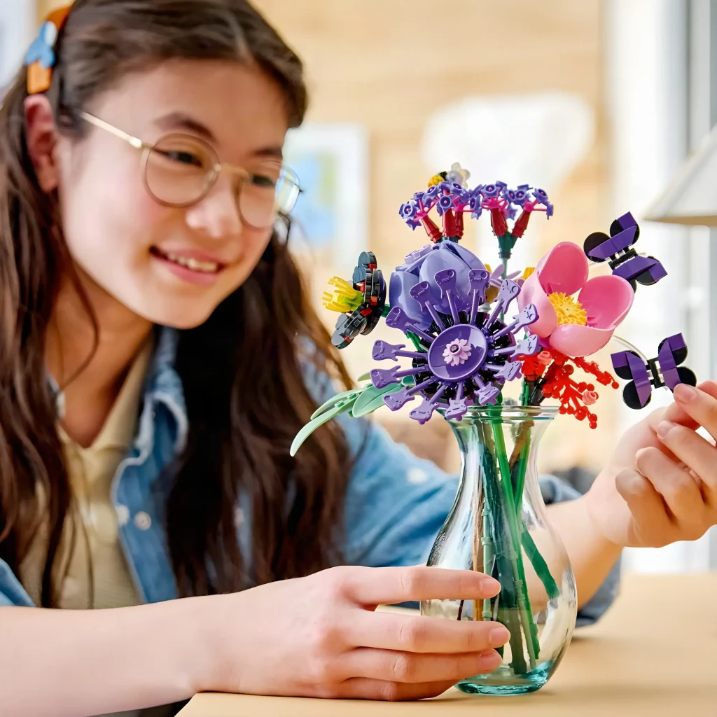 LEGO Botanicals 11507 El Ramo de Flores de Olivia Rodrigo tonos morados, rosas y rojos - vista principal - Ítem2
