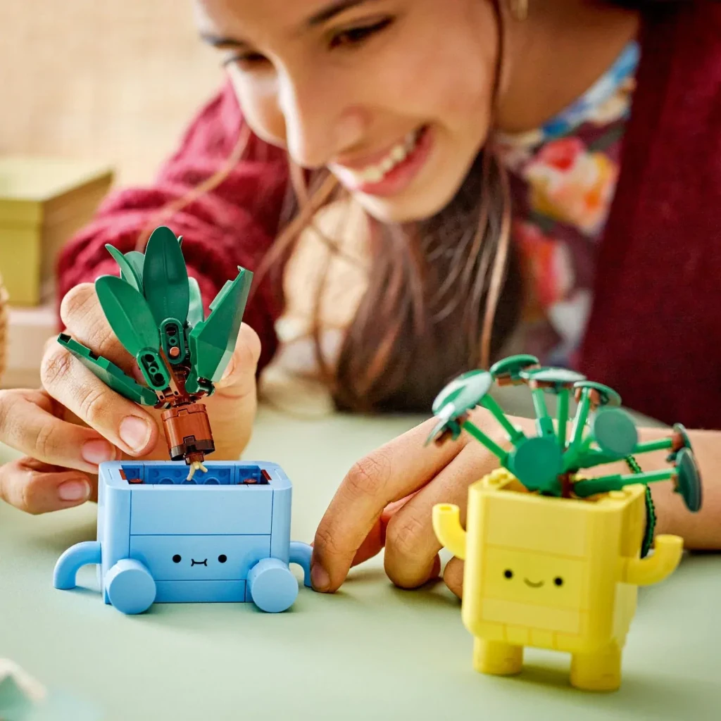 LEGO Botanicals Plantas Alegres 10349 - edad recomendada desde 9 años; el tamaño de las plantas es pequeño (la