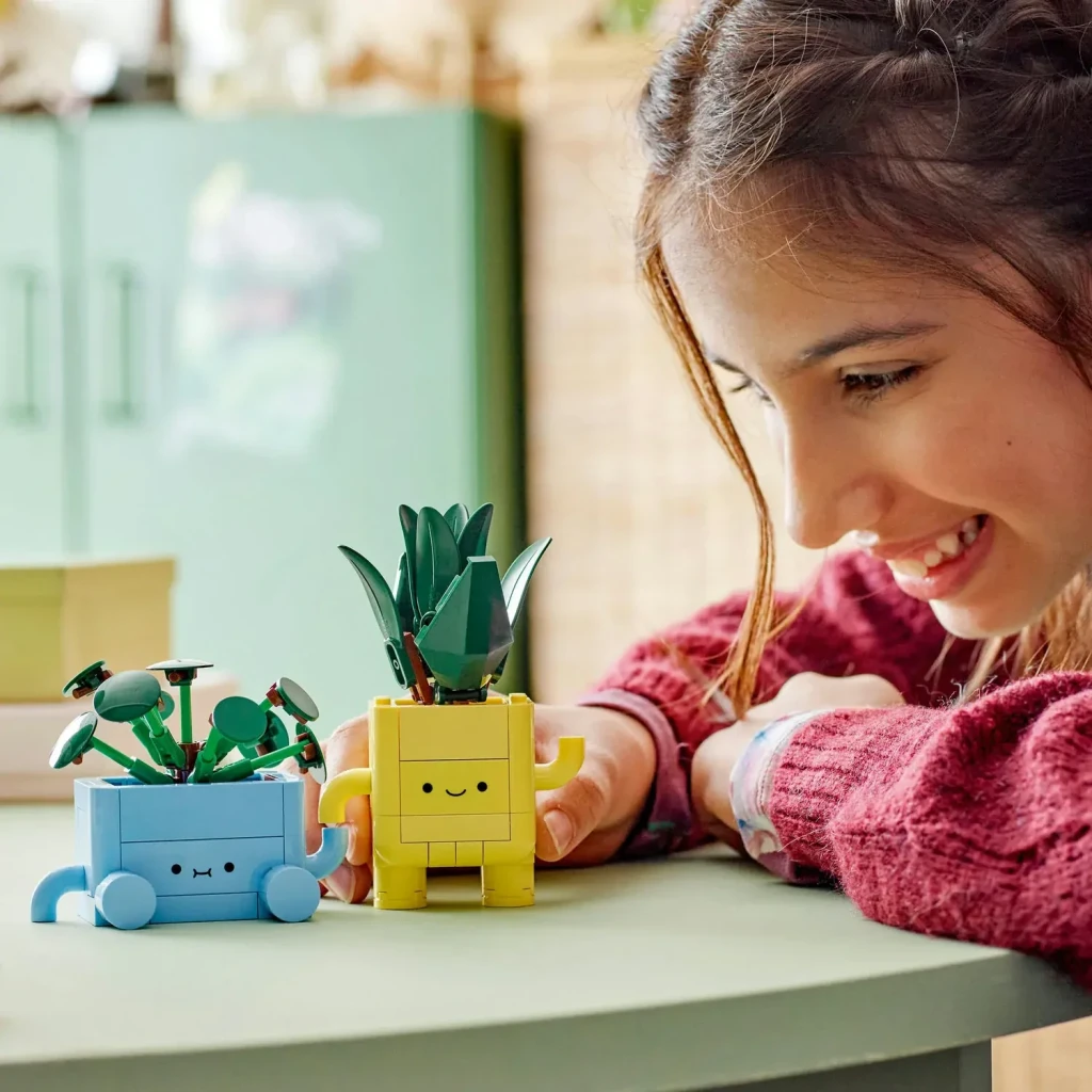 LEGO Botanicals Plantas Alegres 10349 - las macetas amarilla y azul son intercambiables entre las dos plantas