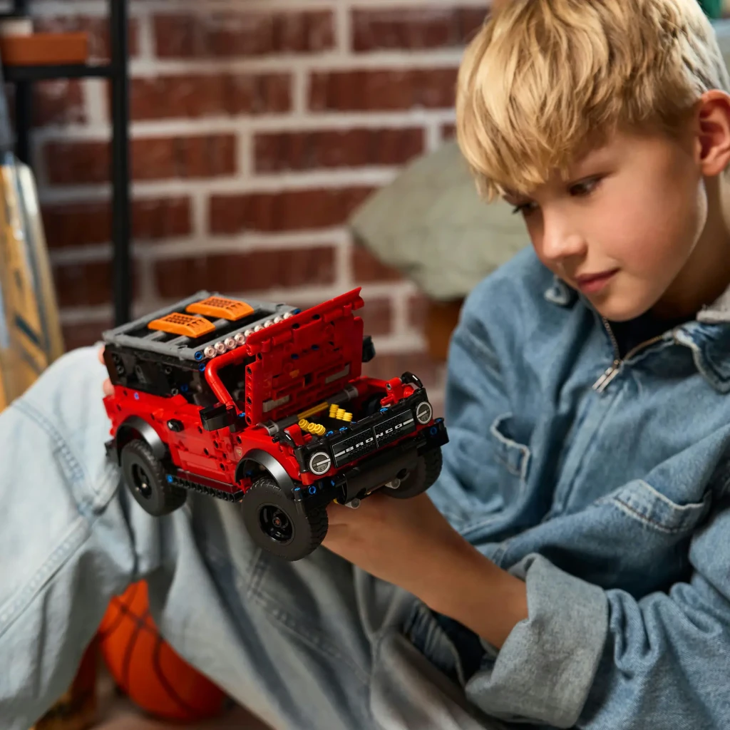 LEGO Technic 42213 Ford Bronco Off-Roader rojo con detalles en negro - vista principal - Ítem4