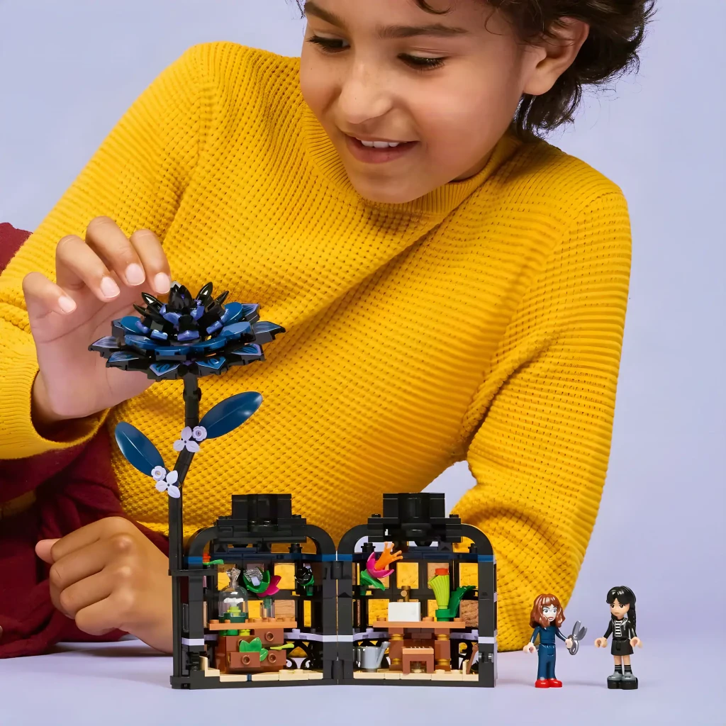 LEGO Juego de construcción Wednesday 76784 Black Dahlia - vista principal - Ítem5