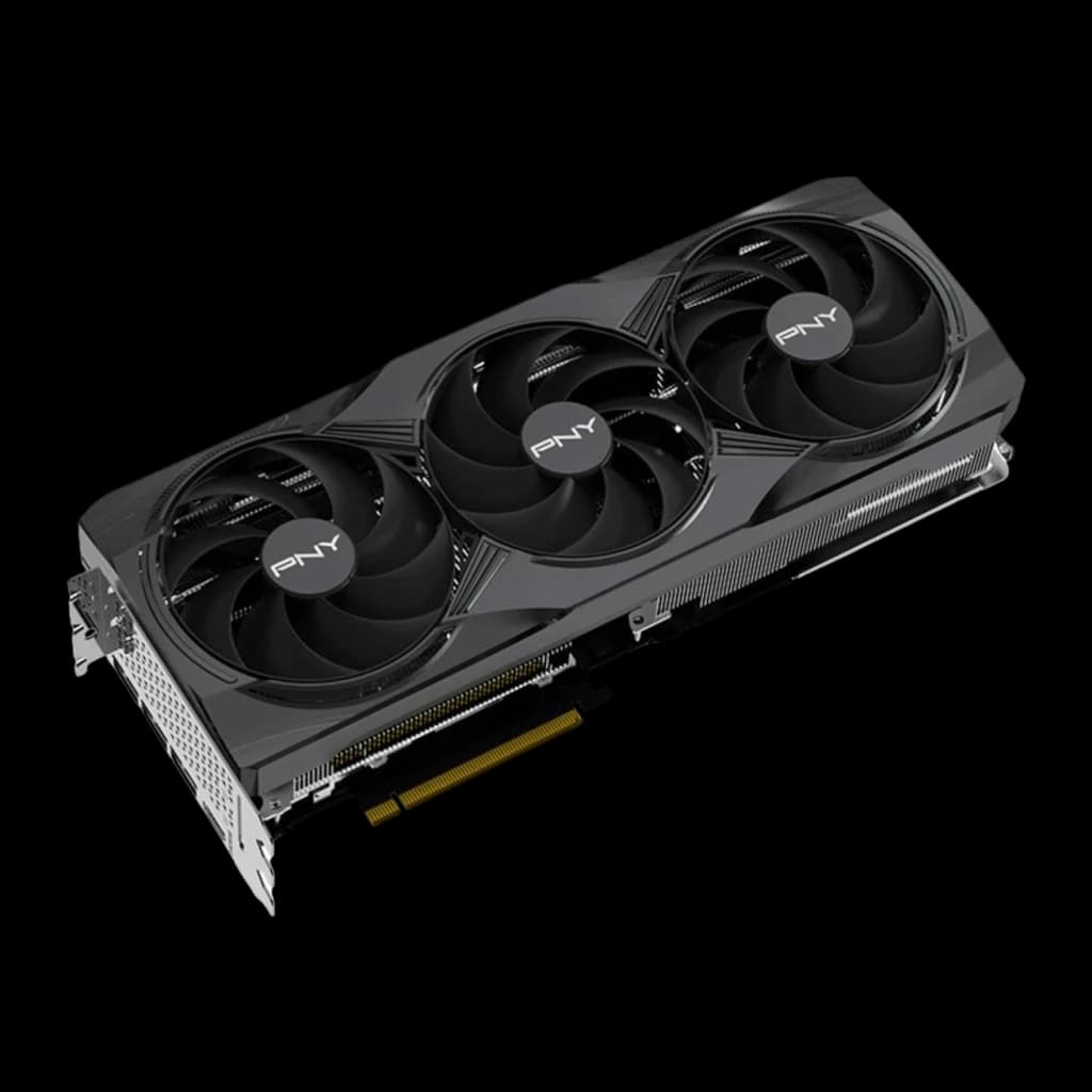 PNY GeForce RTX 5080 OC negra, vista en perspectiva: triple ventilador, backplate y bracket de salidas visibles