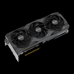 PNY GeForce RTX 5080 OC negra, vista en perspectiva: triple ventilador, backplate y bracket de salidas visibles