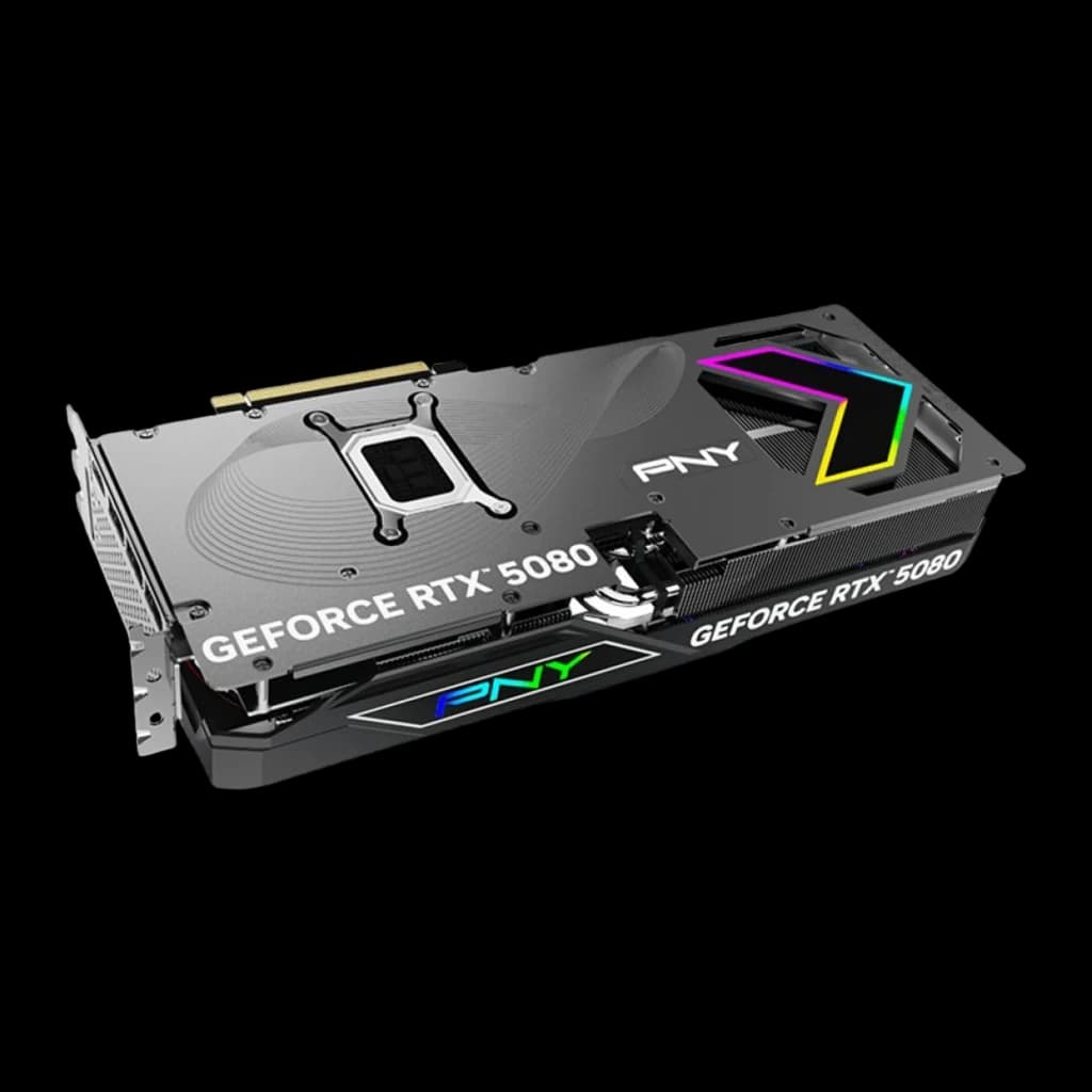 PNY GeForce RTX 5080 ARGB OC negra, vista trasera en ángulo: backplate metálico con logo ARGB y serigrafía GeForce RTX 5080