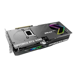 PNY GeForce RTX 5080 ARGB OC negra, vista trasera en ángulo: backplate metálico con logo ARGB y serigrafía GeForce RTX 5080
