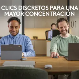 Logitech Rato MX Anywhere 3S Grafite, lifestyle: duas pessoas em escritório, uma usa o rato cinzento junto a portátil