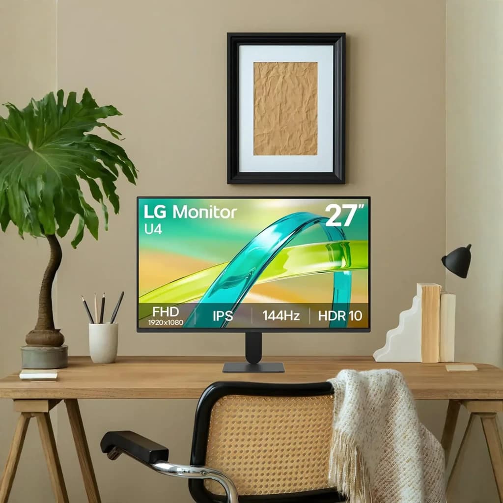 LG Monitor 27U411B-B 27 polegadas Full HD preto, vista frontal: sobre mesa de madeira com cadeira e planta, ecrã ligado